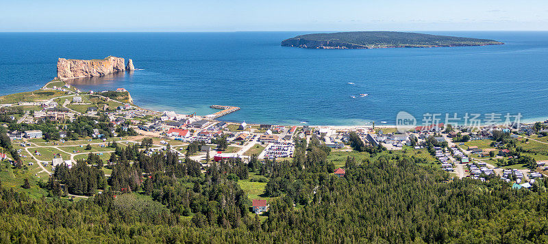 从圣安妮山顶俯瞰珀西村。Perce rock和Bonaventure岛。该地区的全景。塞,Gaspesie。